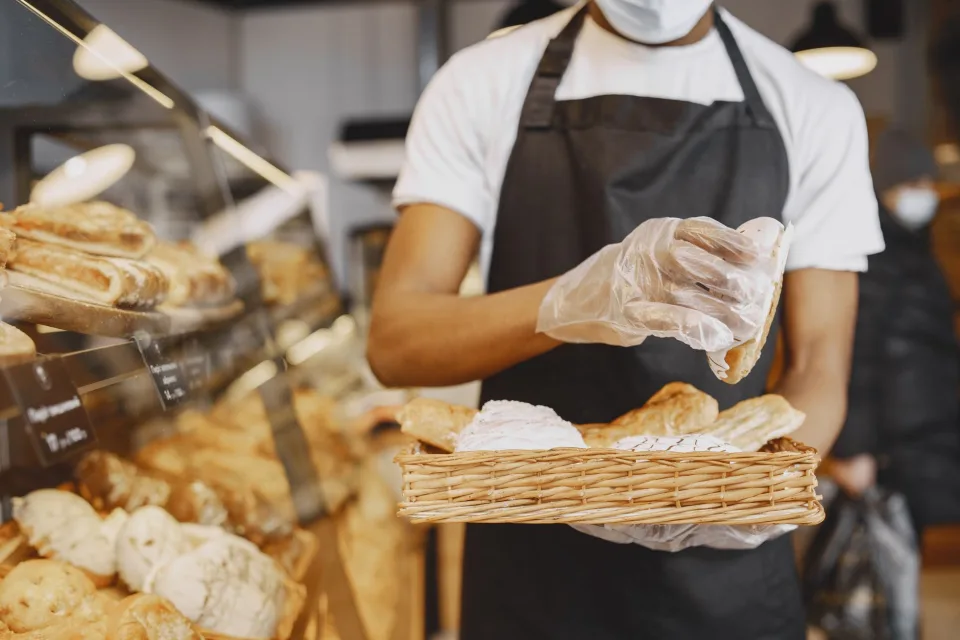 Khay bánh mới ra lò tại Huỳnh Văn Thành